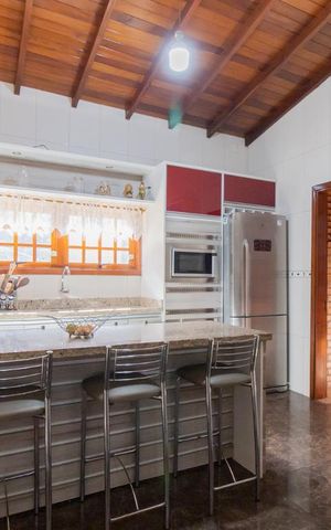 Casa à venda com 230m², 5 quartos e 1 vaga Casa à venda com 230m², 5 quartos e 1 vagaCozinha