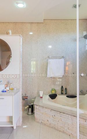 Casa à venda com 230m², 5 quartos e 1 vaga Casa à venda com 230m², 5 quartos e 1 vagaBanheiro da Suíte