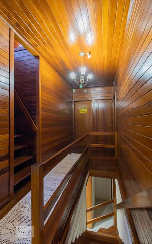 Casa à venda com 230m², 5 quartos e 1 vaga Casa à venda com 230m², 5 quartos e 1 vagaCorredor