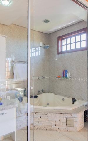 Casa à venda com 230m², 5 quartos e 1 vaga Casa à venda com 230m², 5 quartos e 1 vagaBanheiro da Suíte