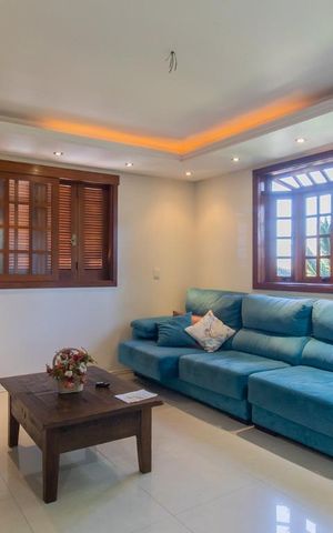 Casa à venda com 230m², 5 quartos e 1 vaga Casa à venda com 230m², 5 quartos e 1 vagaSala
