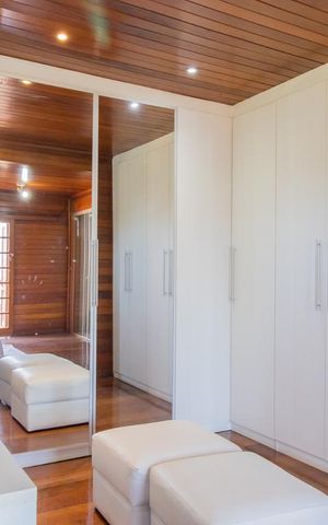 Casa à venda com 230m², 5 quartos e 1 vaga Casa à venda com 230m², 5 quartos e 1 vagaQuarto Suíte