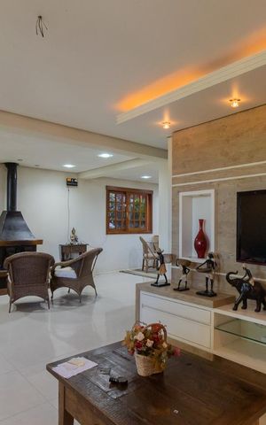 Casa à venda com 230m², 5 quartos e 1 vaga Casa à venda com 230m², 5 quartos e 1 vagaSala