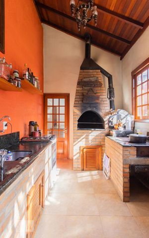 Casa à venda com 230m², 5 quartos e 1 vaga Casa à venda com 230m², 5 quartos e 1 vagaChurrasqueira
