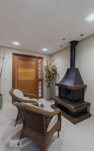 Casa à venda com 230m², 5 quartos e 1 vaga Casa à venda com 230m², 5 quartos e 1 vagaSala