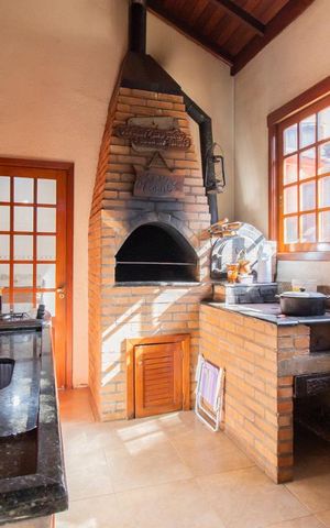 Casa à venda com 230m², 5 quartos e 1 vaga Casa à venda com 230m², 5 quartos e 1 vagaChurrasqueira