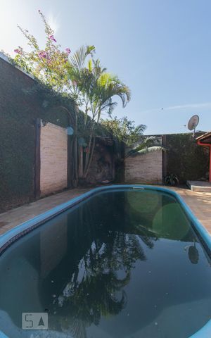 Casa à venda com 230m², 5 quartos e 1 vaga Casa à venda com 230m², 5 quartos e 1 vagaPiscina