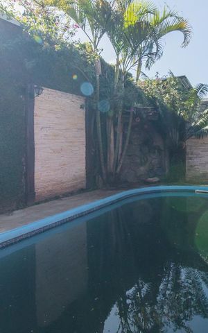 Casa à venda com 230m², 5 quartos e 1 vaga Casa à venda com 230m², 5 quartos e 1 vagaPiscina