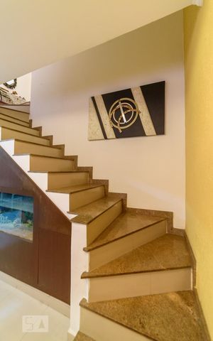 Casa para alugar com 295m², 5 quartos e 3 vagas Casa para alugar com 295m², 5 quartos e 3 vagasEscada