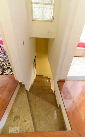 Casa para alugar com 295m², 5 quartos e 3 vagas Casa para alugar com 295m², 5 quartos e 3 vagasEscada