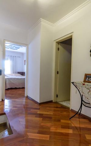 Casa para alugar com 295m², 5 quartos e 3 vagas Casa para alugar com 295m², 5 quartos e 3 vagasCorredor