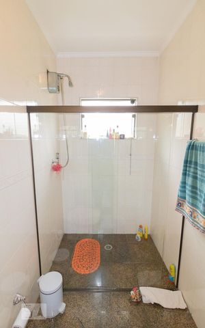 Casa à venda com 383m², 3 quartos e 6 vagas Casa à venda com 383m², 3 quartos e 6 vagasBanheiro da Suíte 3