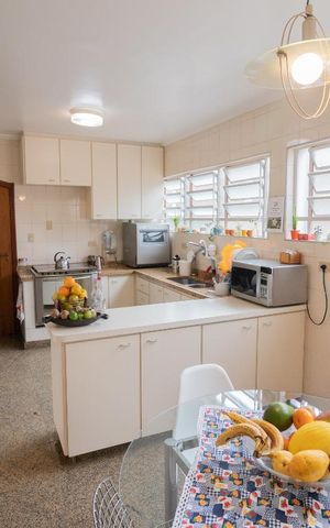 Casa à venda com 383m², 3 quartos e 6 vagas Casa à venda com 383m², 3 quartos e 6 vagasCozinha
