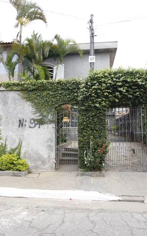 Casa à venda com 200m², 4 quartos e 5 vagasFachada