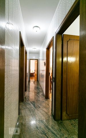 Casa à venda com 500m², 5 quartos e 2 vagasCorredor