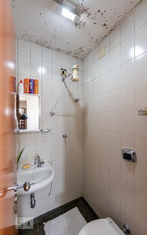 Apartamento à venda com 300m², 3 quartos e 4 vagas Apartamento à venda com 300m², 3 quartos e 4 vagasBanheiro de Serviço