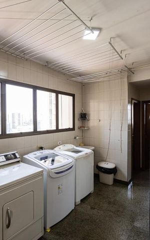 Apartamento à venda com 300m², 3 quartos e 4 vagas Apartamento à venda com 300m², 3 quartos e 4 vagasÁrea de Serviço