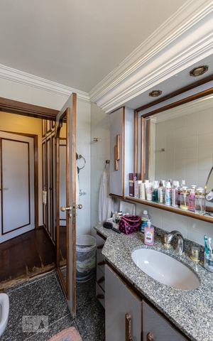 Apartamento à venda com 300m², 3 quartos e 4 vagas Apartamento à venda com 300m², 3 quartos e 4 vagasBanheiro Suite 1