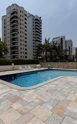 Apartamento à venda com 300m², 3 quartos e 4 vagas Apartamento à venda com 300m², 3 quartos e 4 vagasÁrea comum - Piscina