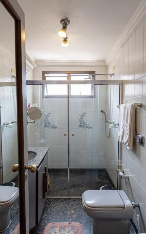 Apartamento à venda com 300m², 3 quartos e 4 vagas Apartamento à venda com 300m², 3 quartos e 4 vagasBanheiro Suite 1