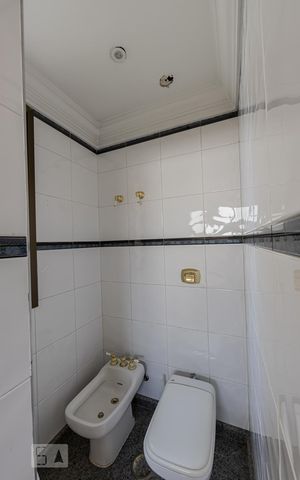 Apartamento à venda com 300m², 3 quartos e 4 vagas Apartamento à venda com 300m², 3 quartos e 4 vagasBanheiro Suite 3