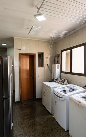 Apartamento à venda com 300m², 3 quartos e 4 vagas Apartamento à venda com 300m², 3 quartos e 4 vagasÁrea de Serviço