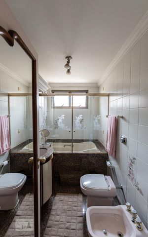 Apartamento à venda com 300m², 3 quartos e 4 vagas Apartamento à venda com 300m², 3 quartos e 4 vagasBanheiro Suite 2