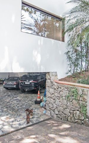Casa à venda com 540m², 4 quartos e 8 vagas Casa à venda com 540m², 4 quartos e 8 vagasEntrada da Garagem