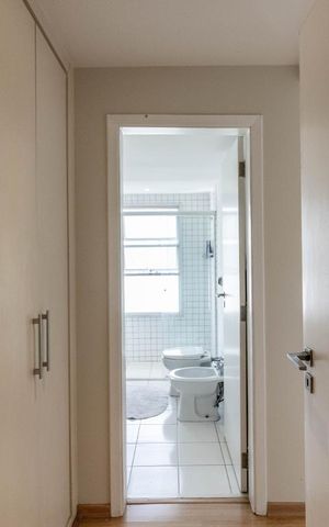 Apartamento à venda com 268m², 4 quartos e 3 vagas Apartamento à venda com 268m², 4 quartos e 3 vagasSuíte 2