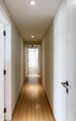 Apartamento à venda com 268m², 4 quartos e 3 vagas Apartamento à venda com 268m², 4 quartos e 3 vagasCorredor quartos
