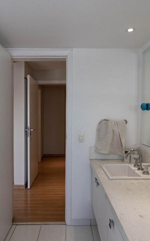 Apartamento à venda com 268m², 4 quartos e 3 vagas Apartamento à venda com 268m², 4 quartos e 3 vagasBanheiro Suíte 2