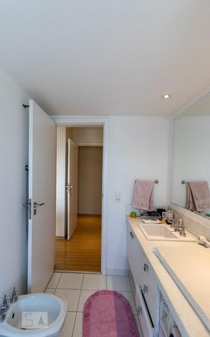 Apartamento à venda com 268m², 4 quartos e 3 vagas Apartamento à venda com 268m², 4 quartos e 3 vagasBanheiro da Suíte 1