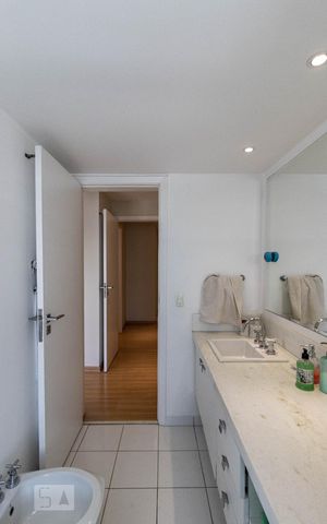 Apartamento à venda com 268m², 4 quartos e 3 vagas Apartamento à venda com 268m², 4 quartos e 3 vagasBanheiro Suíte 2