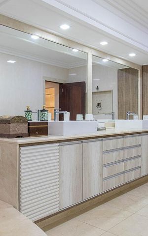 Casa de condomínio à venda com 836m², 5 quartos e 5 vagas Casa de condomínio à venda com 836m², 5 quartos e 5 vagasBanheiro da suíte master