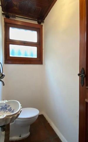 Casa à venda com 544m², 4 quartos e 3 vagas Casa à venda com 544m², 4 quartos e 3 vagasLavabo