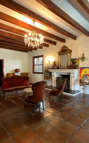 Casa à venda com 544m², 4 quartos e 3 vagas Casa à venda com 544m², 4 quartos e 3 vagasSala
