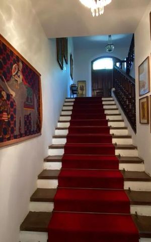 Casa à venda com 544m², 4 quartos e 3 vagas Casa à venda com 544m², 4 quartos e 3 vagasEscada
