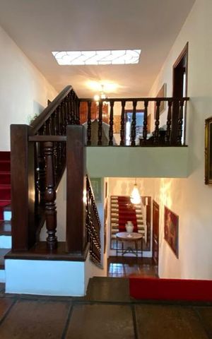 Casa à venda com 544m², 4 quartos e 3 vagas Casa à venda com 544m², 4 quartos e 3 vagasEscada