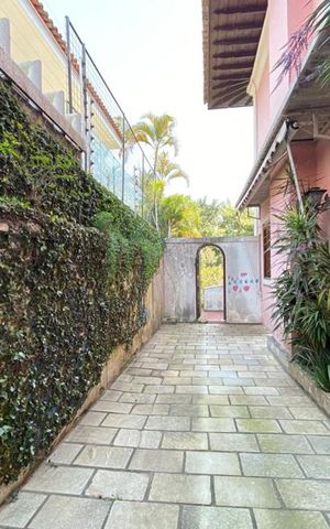 Casa à venda com 544m², 4 quartos e 3 vagas Casa à venda com 544m², 4 quartos e 3 vagasGaragem