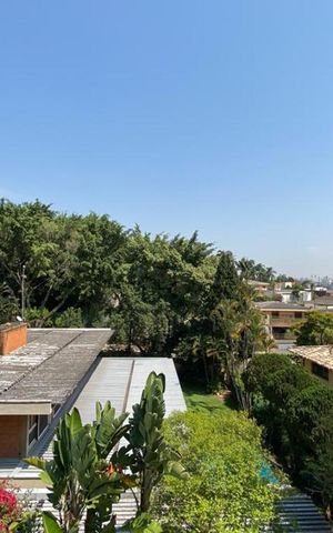 Casa à venda com 544m², 4 quartos e 3 vagas Casa à venda com 544m², 4 quartos e 3 vagasVista da Suíte 2