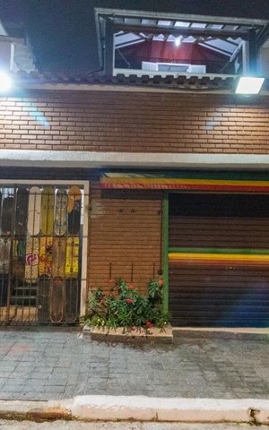 Casa à venda com 249m², 3 quartos e 3 vagas Casa à venda com 249m², 3 quartos e 3 vagasFachada
