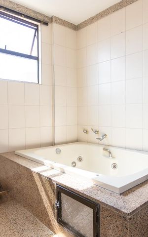 Apartamento à venda com 200m², 4 quartos e 3 vagas Apartamento à venda com 200m², 4 quartos e 3 vagasBanheiro da suite