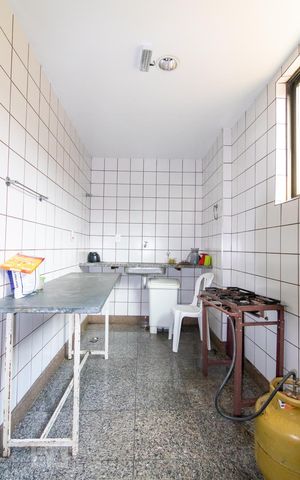 Apartamento à venda com 200m², 4 quartos e 3 vagas Apartamento à venda com 200m², 4 quartos e 3 vagasCozinha do salão de festa