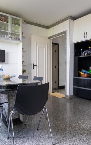 Apartamento à venda com 200m², 4 quartos e 3 vagas Apartamento à venda com 200m², 4 quartos e 3 vagasCozinha