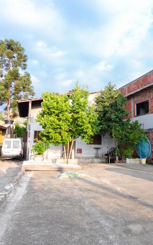 Casa à venda com 175m², 3 quartos e 2 vagas Casa à venda com 175m², 3 quartos e 2 vagasFachada