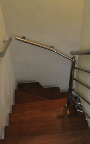 Casa à venda com 250m², 3 quartos e 4 vagasEscadas