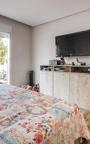 Casa de condomínio à venda com 320m², 4 quartos e 2 vagas Casa de condomínio à venda com 320m², 4 quartos e 2 vagasSuíte