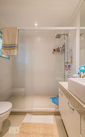 Casa de condomínio à venda com 320m², 4 quartos e 2 vagas Casa de condomínio à venda com 320m², 4 quartos e 2 vagasBanheiro da Suíte