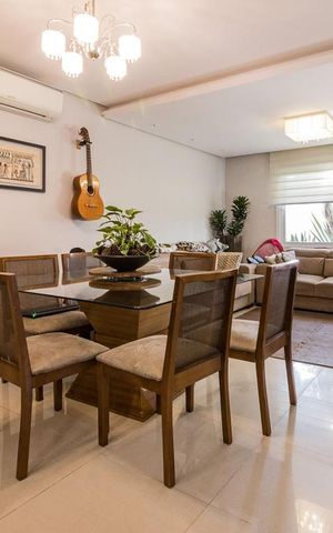 Casa de condomínio à venda com 320m², 4 quartos e 2 vagas Casa de condomínio à venda com 320m², 4 quartos e 2 vagasSala