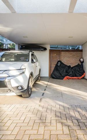 Casa de condomínio à venda com 320m², 4 quartos e 2 vagas Casa de condomínio à venda com 320m², 4 quartos e 2 vagasGaragem